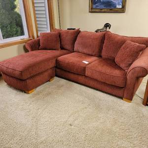 lot 11 image: Beautiful Sectional Couch in Great Condition