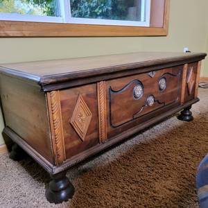 lot 45 image: Genuine Roos Chest