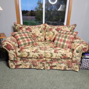 lot 55 image: HilcraftFurniture Company Couch