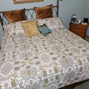 lot 147 image: Sleep Number King-Sized Bed-Mattress, Headboard, Pillows, Comforter and Bedding Set