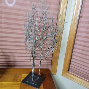 lot 153 image: Hand-Made Metal Tree Sculpture