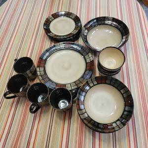 lot 162 image: Vintage Pflatzgraff 20 Piece Calico Dining Set-Service for 4