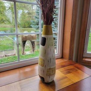 lot 172 image: Vintage Patterned Vase with Centerpiece