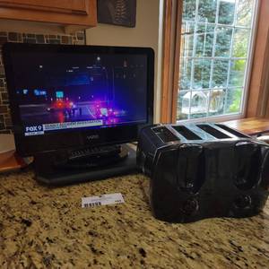 lot 184 image: Toastmaster 4 Slice Toaster and Vizio 19 HDTV