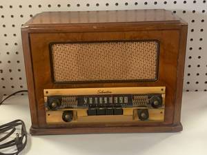 lot 16 image: Sears Roebuck Vintage Silvertone Radio