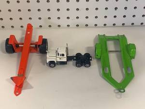 lot 37 image: Nylint Vintage Trailers & John Deere Tractor
