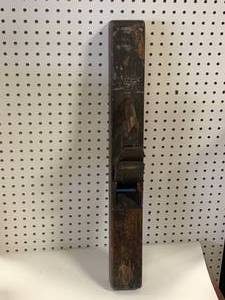 lot 97 image: Antique Sandusky Tool Wood Plane 26 Long