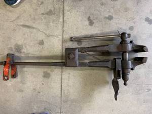 lot 22 image: Vintage Heavy Duty Blacksmith Farm Vice 42 Long