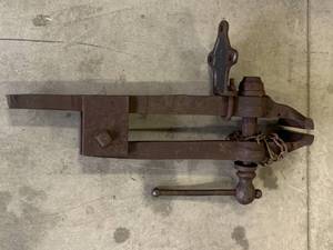 lot 110 image: Heavy Duty Blacksmith Farm Vice 28  Long
