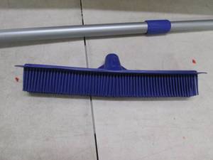 Pool scrubber, open box...