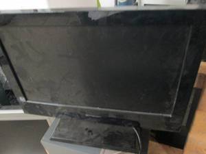 emerson 19 inch tv powers on ...