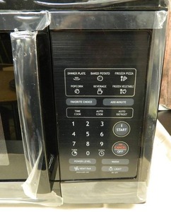 lot 4 image: Magic Chef Microwave Oven