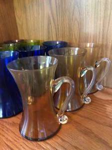 lot 14 image: 13 Vintage Colored glasses