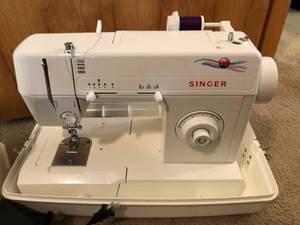 lot 35 image: Singer Sewing Machine & Case