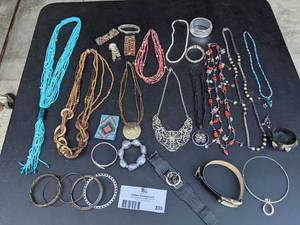 Beautiful 27 Pieces of Vintage Jewelry