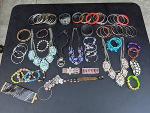 Beautiful 60 Pieces of Vintage Jewelry