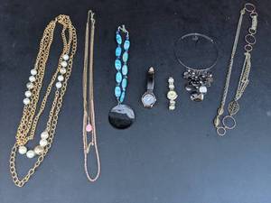 Beautiful 7 Pieces of Vintage Jewelry
