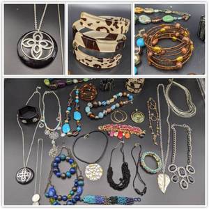 Beautiful 24 Pieces of Vintage Jewelry