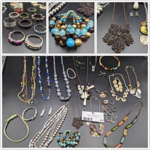 Beautiful 30 Pieces of Vintage Jewelry