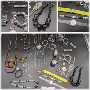 Beautiful 39 Pieces of Vintage Jewelry