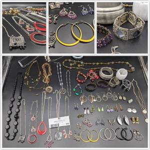 Beautiful 51 Pieces of Vintage Jewelry