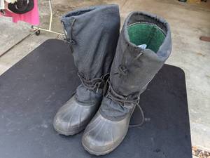 lot 332 image: Mens Size 10 Sorel Boots