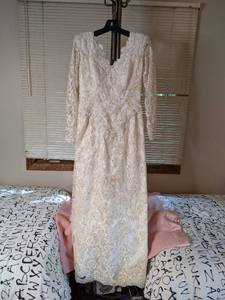Show Stopping Demetrios Classic Wedding Dress with (2) Veils and Train&nbsp