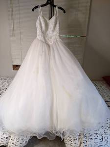 Stunning Demetrios Princess-Style Wedding Dress Size 8&nbsp