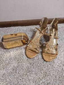 Elegant Womens Carlos Santana Heels Size 8 and Matching Gold Clutch