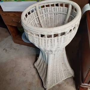 Cute White Wicker Planter Stand