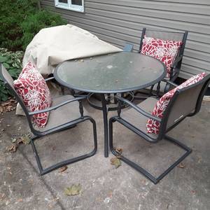 Beautiful Glass Top Patio Table with (4) Padded Chairs and Cover