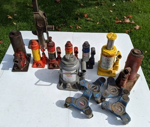 lot 22 image: Lot of (8) Hydraulic Jacks, (1) Manual Jack, & (4) Tri-Casters