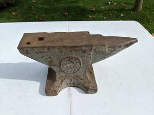 lot 25 image: Vintage Cast Iron Anvil