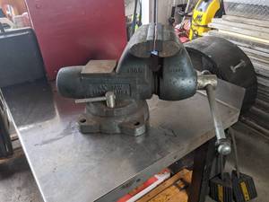 lot 152 image: Mountable Bench Vise 6.5 Jaw