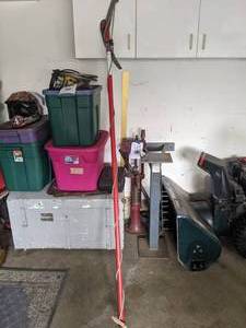 lot 132 image: Extendable Pruning Pole Saw
