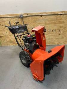 lot 70 image: ARIENS Deluxe 30 EFI 30 in. 2-Stage Electric Start Gas Snow Blower (damaged)
