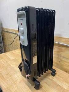lot 29 image: PELONIS 1,500-Watt Oil-Filled Radiant Electric Space Heater with Thermostat