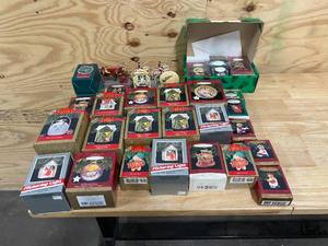 lot 91 image: Lot of Various Christmas OrnamentsDecorations