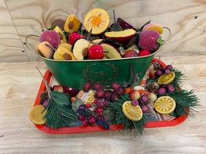 lot 95 image: Decorative Holiday Center Piece
