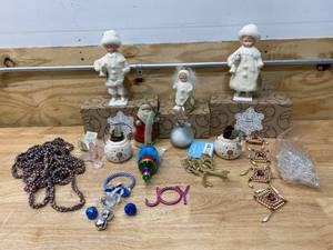 lot 98 image: Christmas Decorations