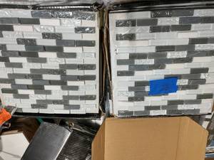 lot 86 image: JEFFREY COURT Silver Tradition Mini Brick Gray 9.75 in. x 11.875 in. Interlocking Mixed Glass and Marble Mosaic Tile