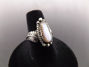 lot 34 image: .925 Sterling Silver Navajo Mother of Pearl Cabochon Ring Size 6.5