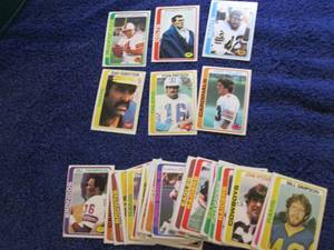 lot 42 image: 50 1978 Topps Football Cards...