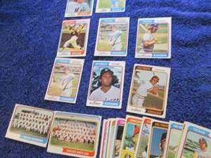 lot 58 image: 25 1974 Topps Baseball Cards...