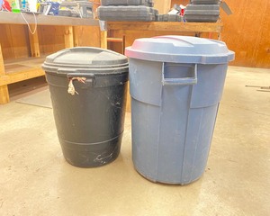 lot 150 image: Trash Cans with Lids