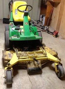 lot 20 image: John Deere Riding Lawnmower