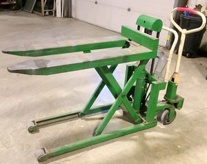 lot 18 image: Bishamon LV100 Skid Lift