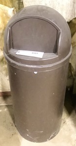 lot 149 image: Commercial Trash Can