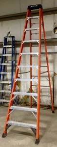 lot 34 image: 10 Ft Step Ladder