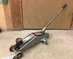 lot 64 image: Floor Jack